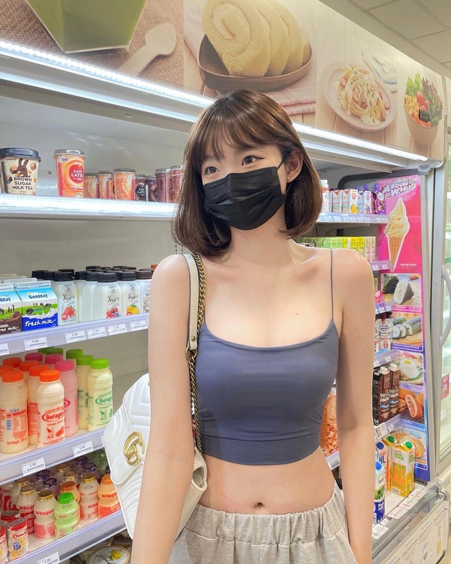 卡哇伊呢！網紅穿小背心行超市被激讚可愛　真身是新加坡美女！