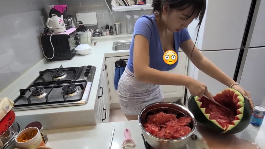 韓國網紅拍片教整西瓜甜品　網民錯重點看清涼上衣：都唔知望邊好