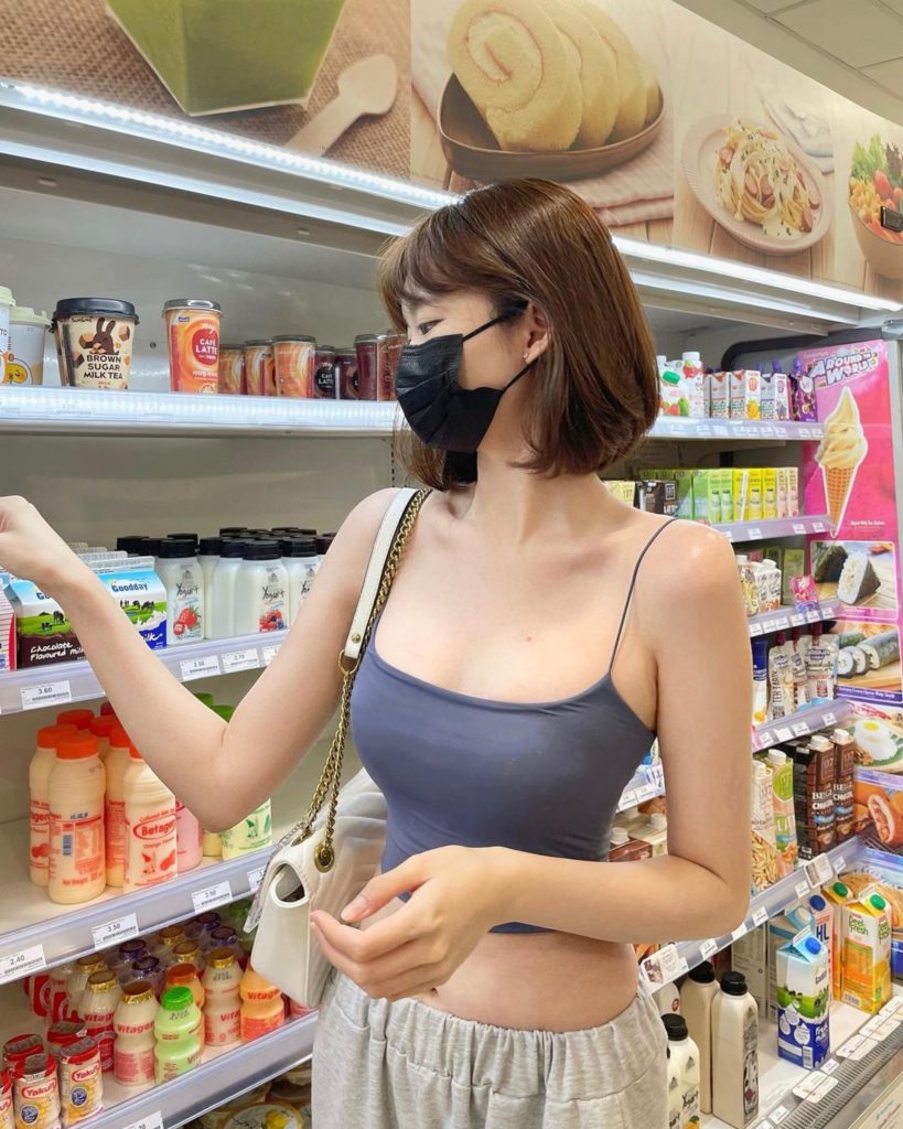 卡哇伊呢！網紅穿小背心行超市被激讚可愛　真身是新加坡美女！