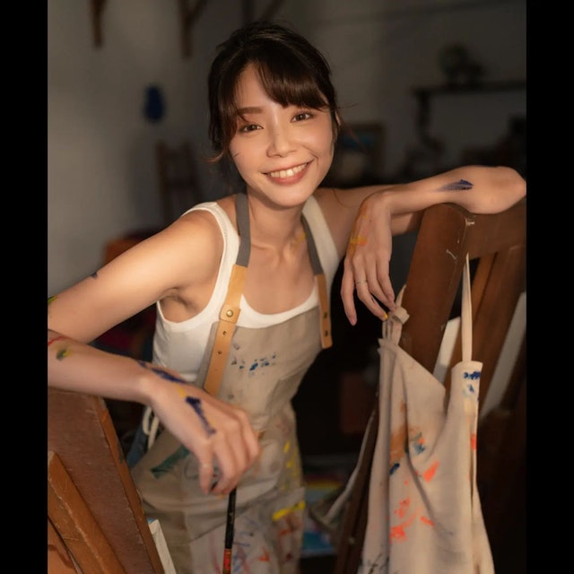 可愛系台灣女模畫家裝扮拍寫真　白色小背心滿顏料　網民讚甜度高