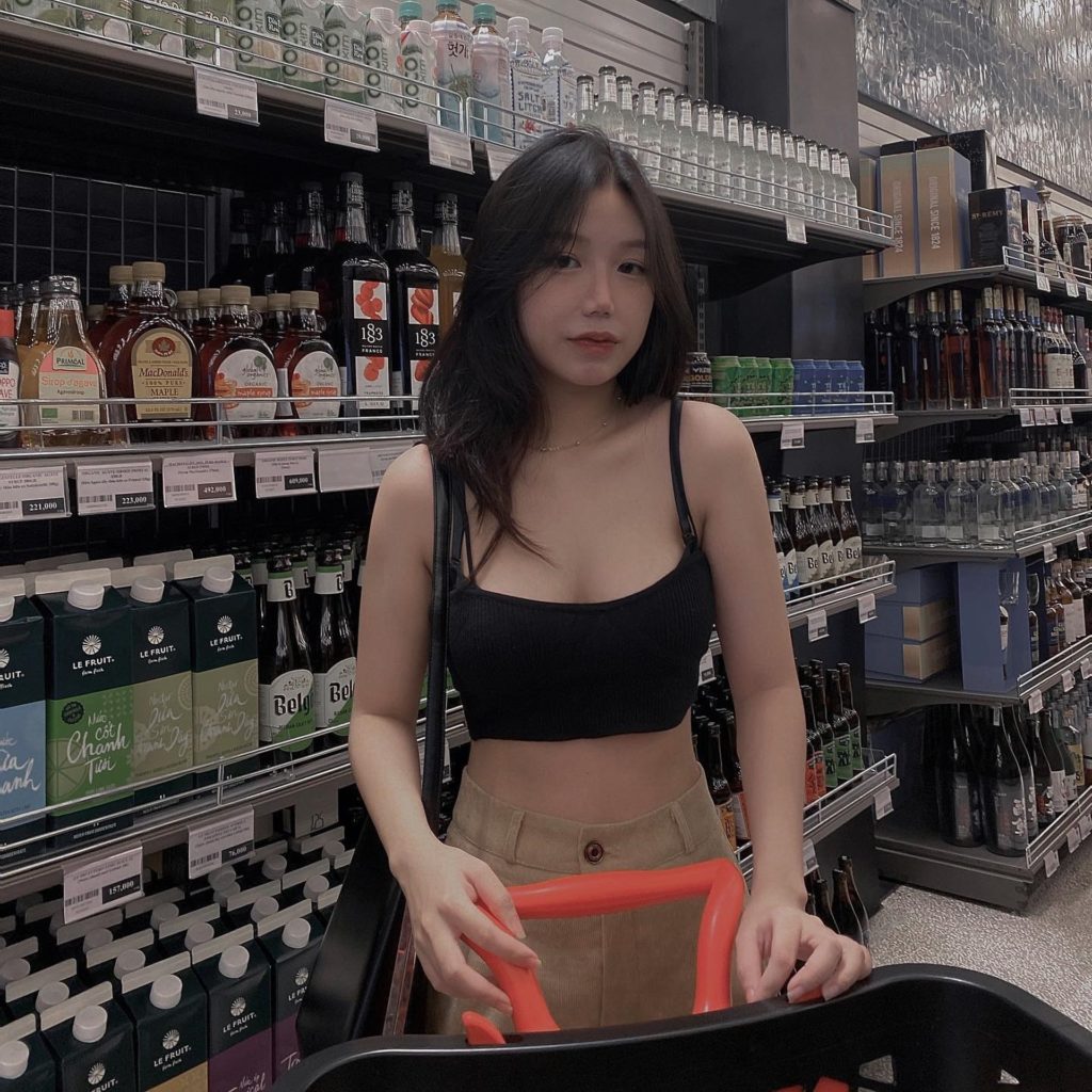 美女清涼衣着逛超市照瘋傳　網民起底確認是越南網紅：理想女友￼
