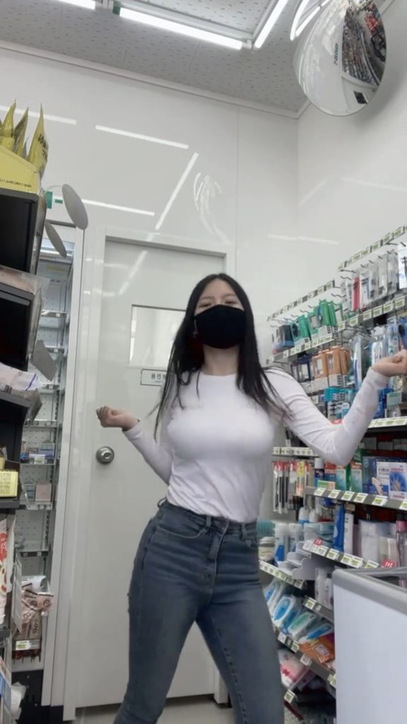 韓美女自封「便利店音樂家」　貨架間起舞靚樣好身材震撼粉絲心靈
