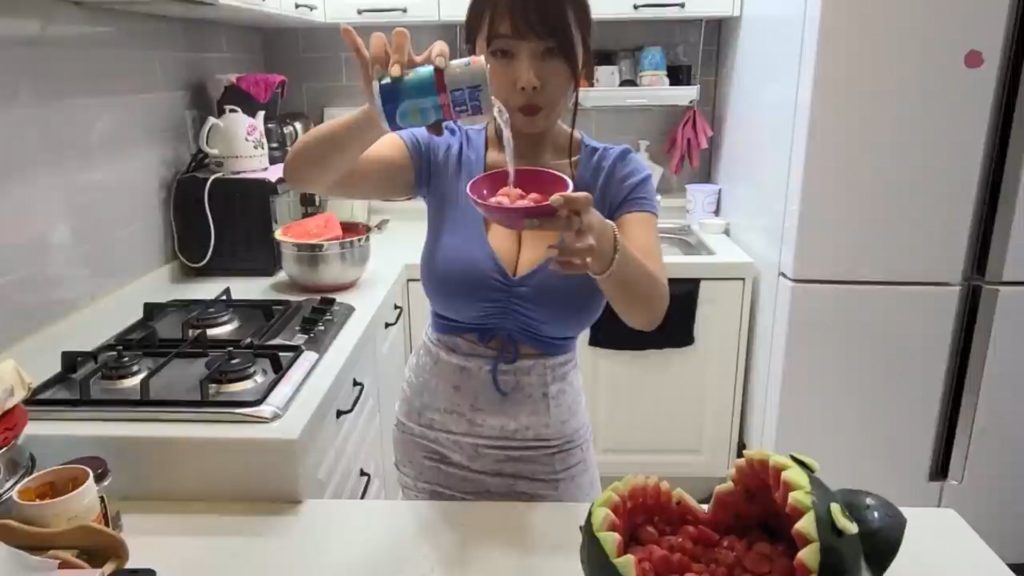 韓國網紅拍片教整西瓜甜品　網民錯重點看清涼上衣：都唔知望邊好