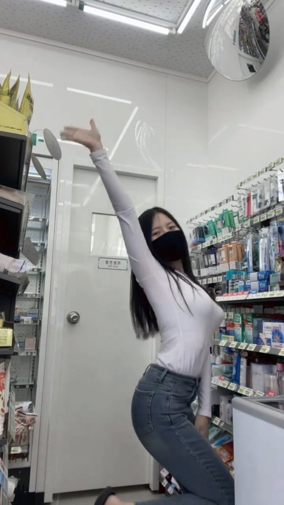 韓美女自封「便利店音樂家」　貨架間起舞靚樣好身材震撼粉絲心靈